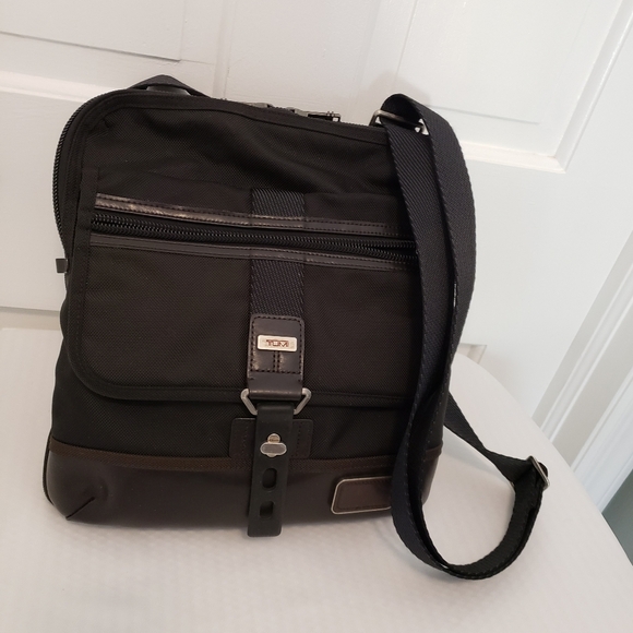 TUMI Men's Alpha Bravo Annapolis Zip Flap Messenger Bag Black/Brown #222304HK2 - Picture 1 of 12